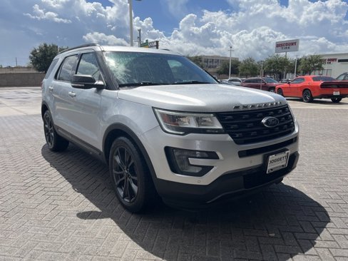 Used 2017 Ford Explorer XLT w/ Equipment Group 202A image 3