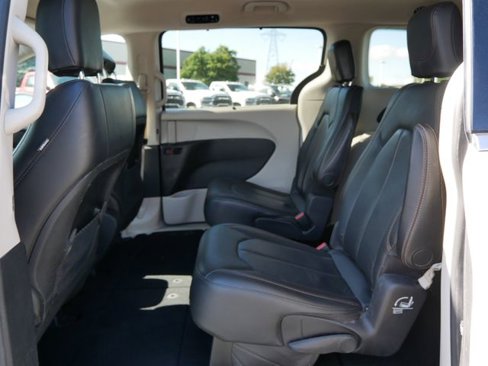 Used 2020 Chrysler Pacifica Touring-L image 12