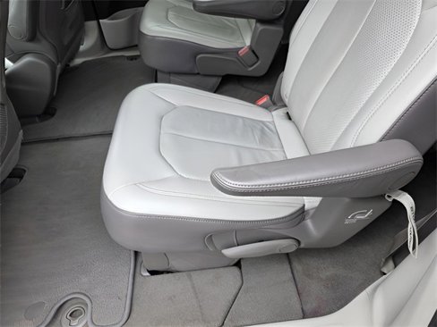 Used 2018 Chrysler Pacifica Touring-L image 29