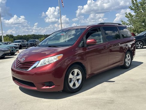 Used 2015 Toyota Sienna LE image 2