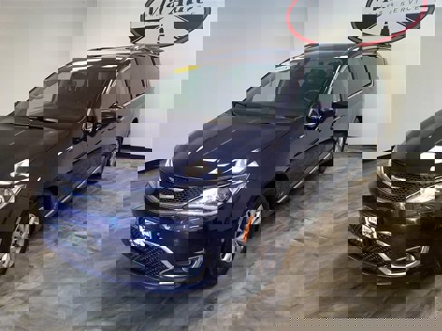 Used 2018 Chrysler Pacifica Touring-L image 7