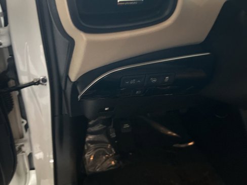Used 2019 Toyota Prius L Eco image 35