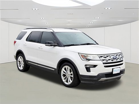 Used 2018 Ford Explorer XLT w/ Equipment Group 202A image 2