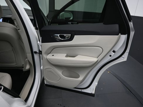 Certified 2022 Volvo XC60 B5 Momentum w/ Advanced Package image 33