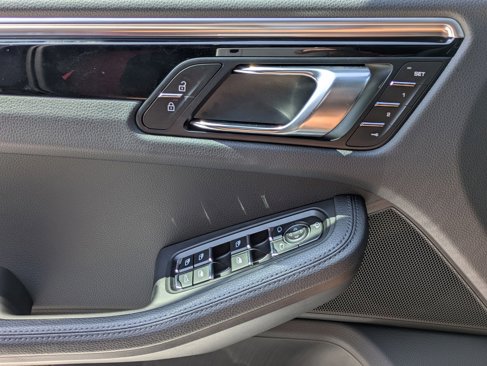 Certified 2024 Porsche Macan image 13