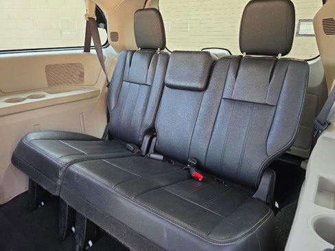 Used 2016 Chrysler Town & Country Touring w/ Driver Convenience Group image 14