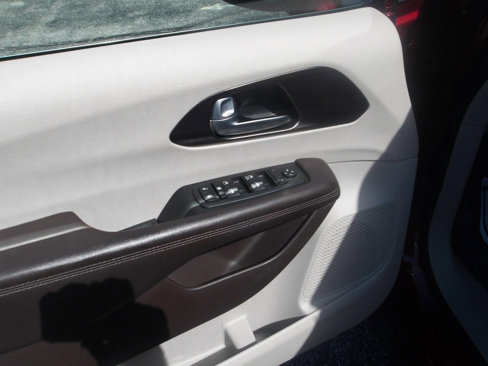 Used 2017 Chrysler Pacifica Touring-L image 10