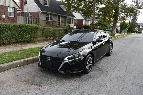 Used 2023 Nissan Altima 2.5 SV w/ SV Premium Package image 2