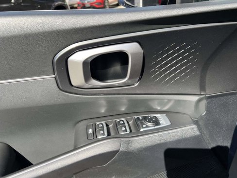 Used 2025 Kia Sorento LX image 16