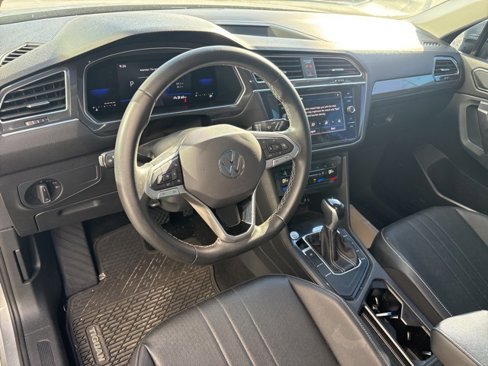 Used 2022 Volkswagen Tiguan SE w/ Panoramic Sunroof Package image 11
