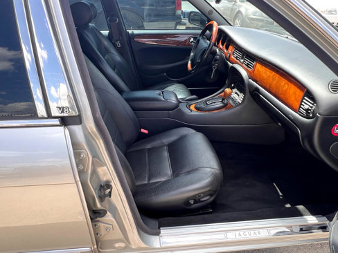 Used 1999 Jaguar XJ8 image 23