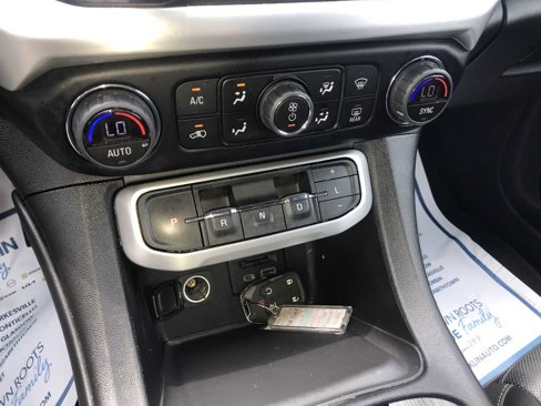 Used 2023 GMC Acadia SLT image 19
