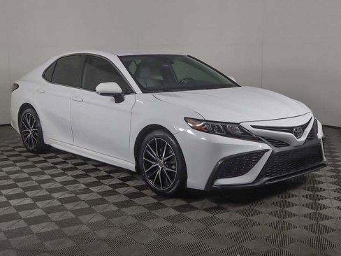 Used 2022 Toyota Camry SE image 2
