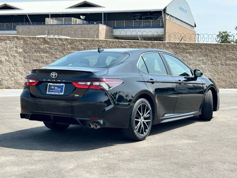Used 2022 Toyota Camry SE image 3
