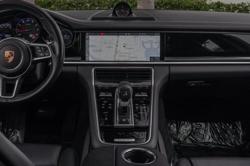 Used 2020 Porsche Panamera image 16