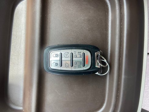 Used 2021 Chrysler Pacifica Touring image 34