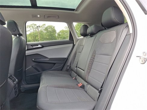 Used 2023 Volkswagen Taos SE w/ Panoramic Sunroof Package image 10