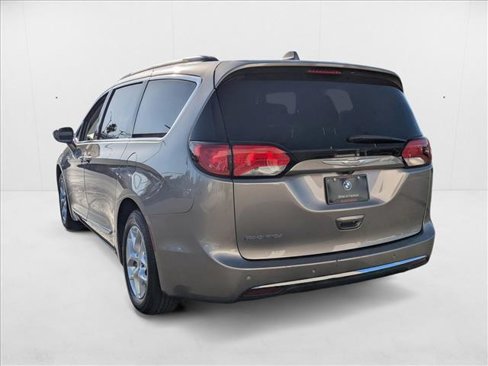Used 2017 Chrysler Pacifica Touring-L image 8