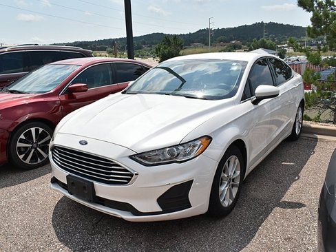 Used 2019 Ford Fusion SE image 2