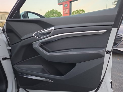 Used 2022 Audi e-tron Premium Plus w/ Premium Plus Package image 40