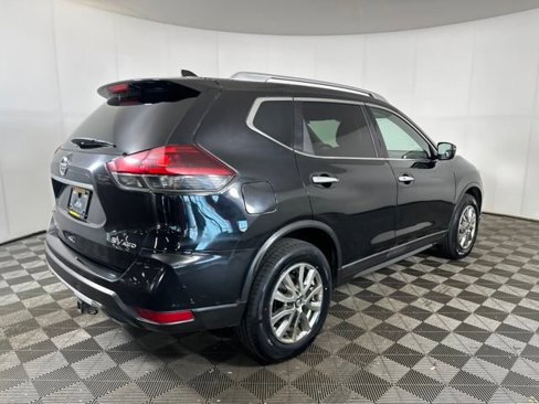 Used 2018 Nissan Rogue SV image 3