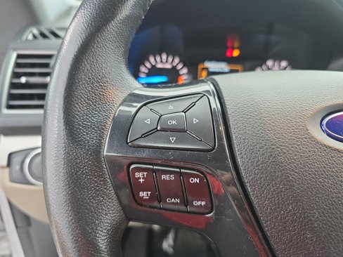 Used 2018 Ford Explorer XLT image 17