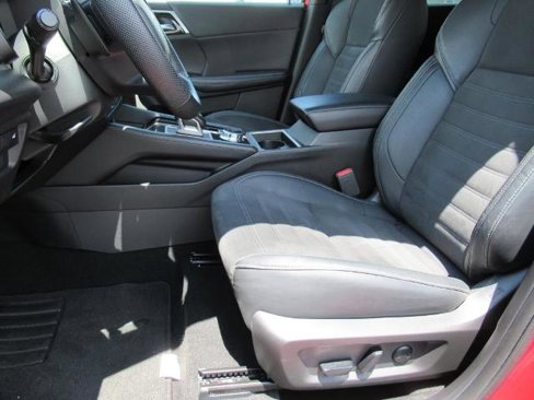 Used 2023 Mitsubishi Outlander SE image 17