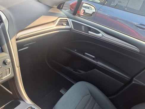 Used 2020 Ford Fusion SE image 22
