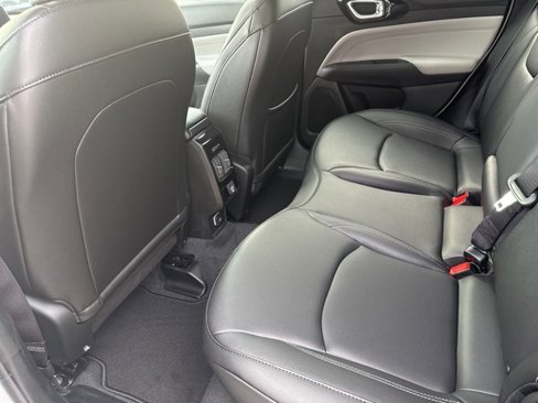 New 2025 Jeep Compass Limited image 13