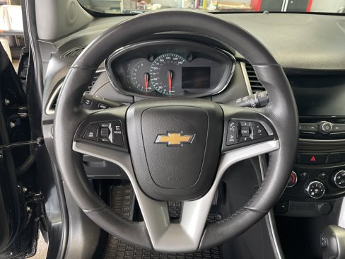 Used 2022 Chevrolet Trax LT w/ LT Convenience Package image 10
