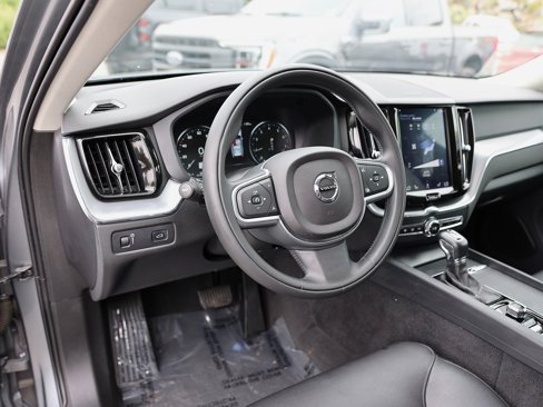 Used 2019 Volvo XC60 T5 Momentum w/ Multimedia Package image 17