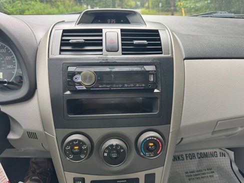 Used 2013 Toyota Corolla LE image 30
