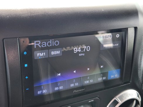 Used 2016 Jeep Wrangler Unlimited Sahara image 32