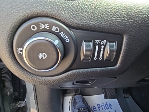 Used 2019 Jeep Cherokee Trailhawk w/ Cold Weather Group image 29