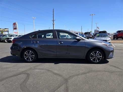 Used 2023 Kia Forte LXS image 3