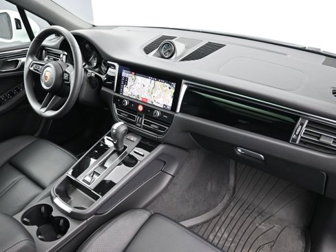 Certified 2025 Porsche Macan image 14