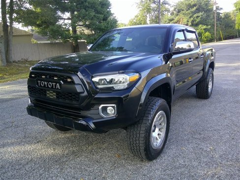 Used 2021 Toyota Tacoma Limited image 1