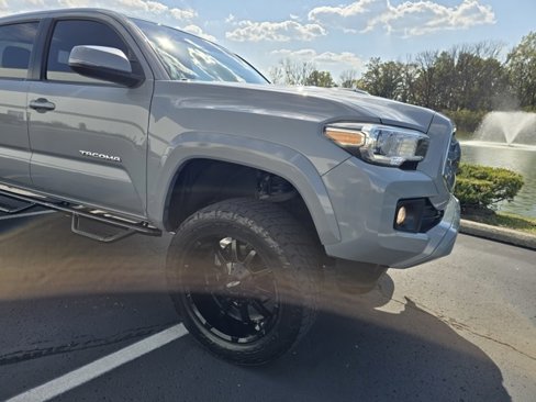 Used 2018 Toyota Tacoma TRD Sport image 4