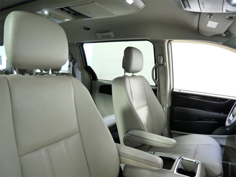 Used 2015 Chrysler Town & Country Touring-L image 12