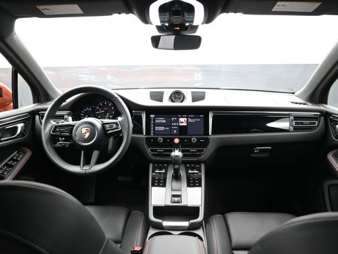 Certified 2025 Porsche Macan image 20