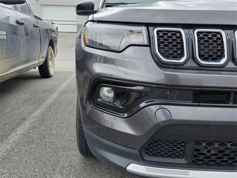 Used 2024 Jeep Compass Limited image 17