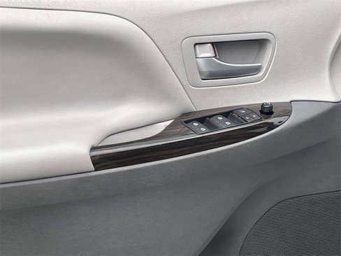 Used 2016 Toyota Sienna XLE image 14