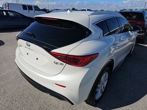 Used 2018 INFINITI QX30 Premium w/ Navigation Package image 3