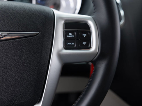 Used 2016 Chrysler Town & Country Touring image 40