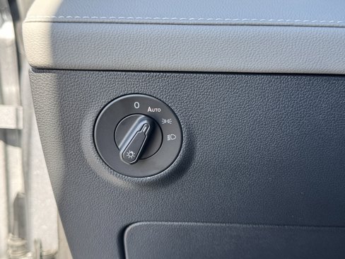 Used 2024 Volkswagen Taos SE w/ Panoramic Sunroof Package image 29