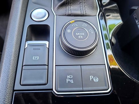 Used 2018 Volkswagen Atlas SEL Premium image 32