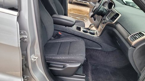 Used 2017 Jeep Grand Cherokee Laredo image 11