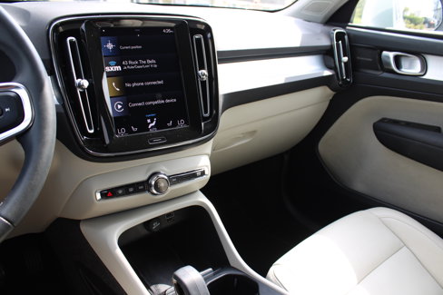 Used 2022 Volvo XC40 T5 Momentum image 23