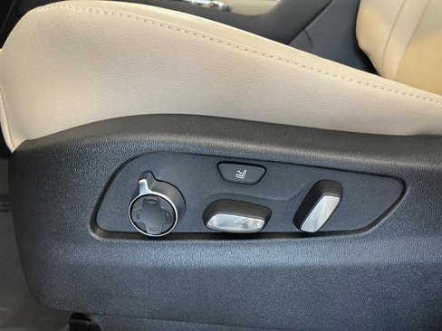 Used 2025 Cadillac XT4 Premium Luxury image 11