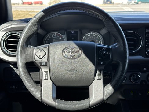Used 2022 Toyota Tacoma TRD Off-Road image 32